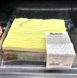 　イチゴ・ピスタチオ・ユズのケーキ　　（大手スーパーAuchan・パリ郊外）